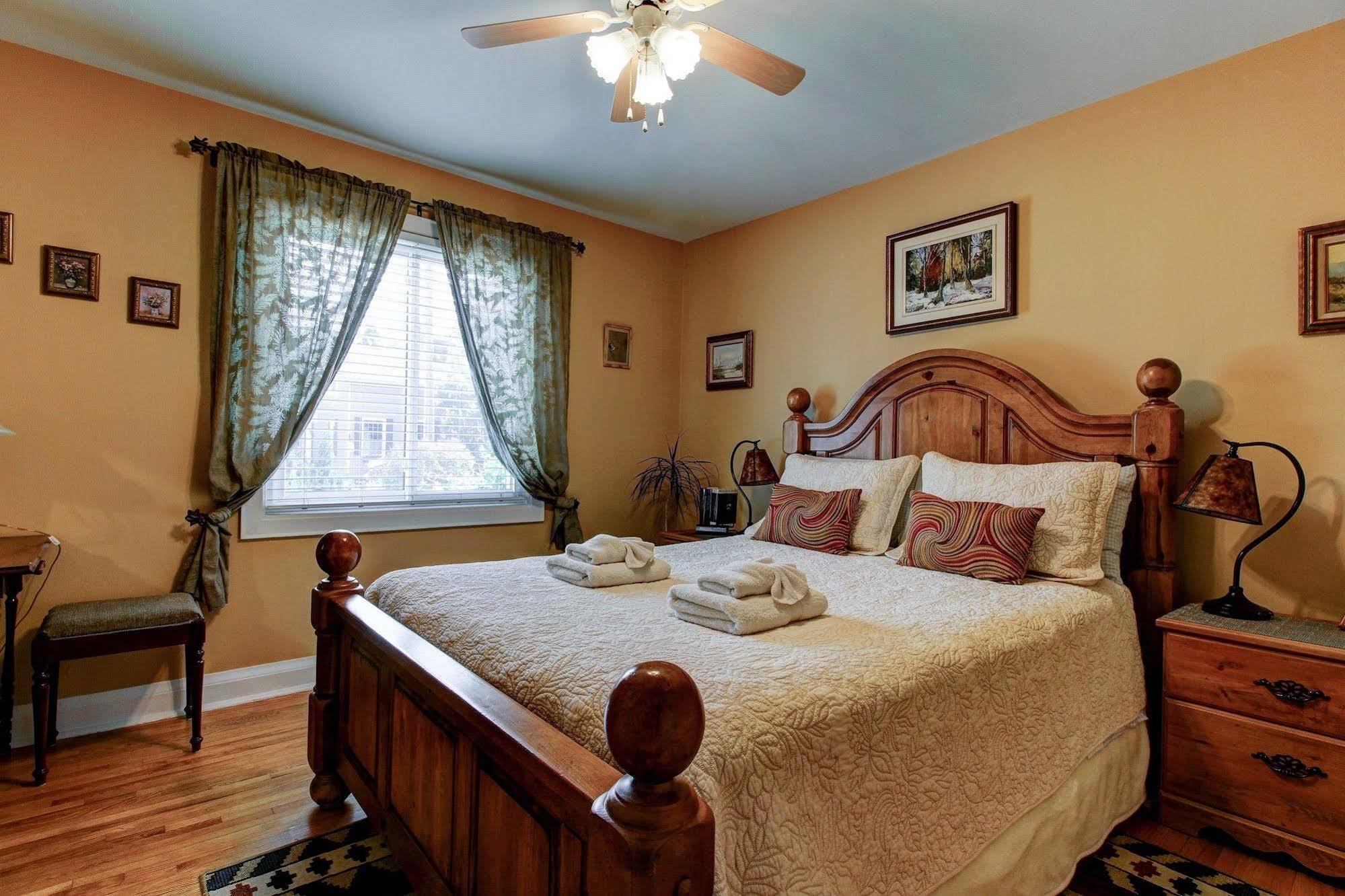 Williams Gate Bed & Breakfast Private Suites Niagara-on-the-Lake Exterior photo