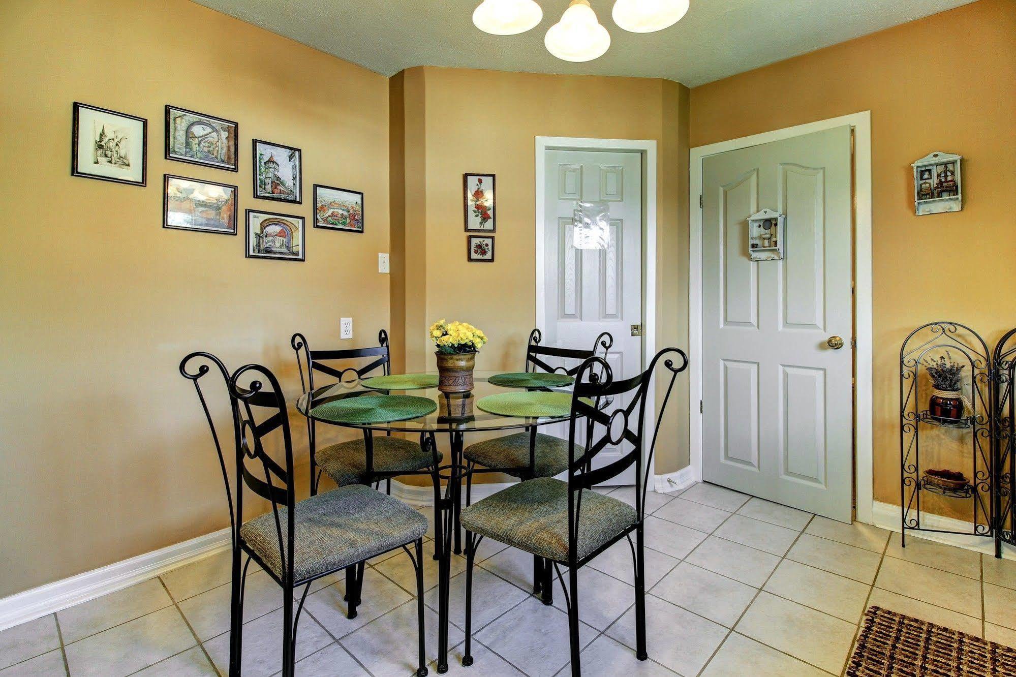 Williams Gate Bed & Breakfast Private Suites Niagara-on-the-Lake Exterior photo